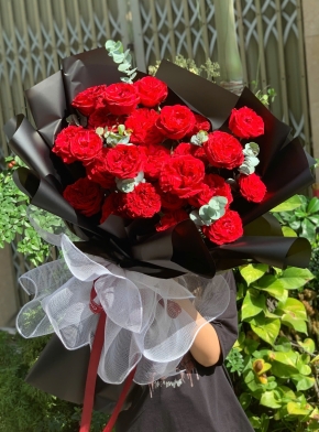 Bó hoa Ỏhara Đỏ gói giấy đen