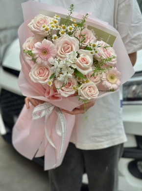 Bó hoa hồng kem dâu mix