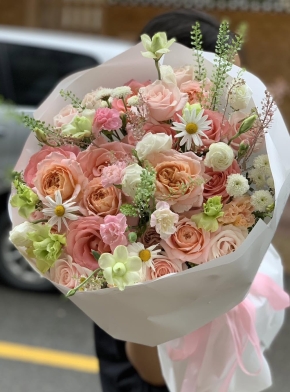Hoa hồng nhập ngoại màu cam và hồng phấn cùng hoa cúc trắng nhỏ