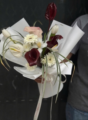 Calla Lily đỏ rựu và các loại hoa trắng thanh khiết