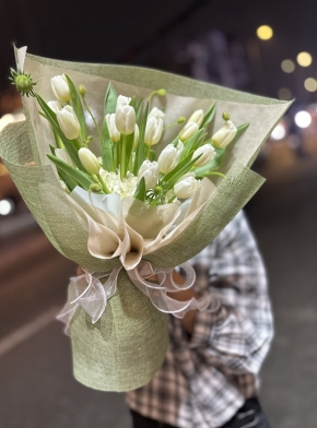 Bó Hoa Tulip Trắng Tinh Khôi Và Sang Trọng