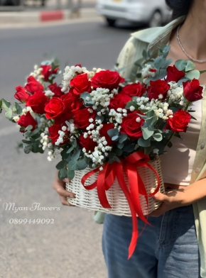 Giỏ Hoa Hồng Đỏ Mix Baby Trắng 