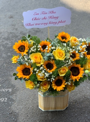 Giỏ Hoa Hướng Dương Kết Hợp Hoa Hồng Vàng Siêu Tỏ Sáng