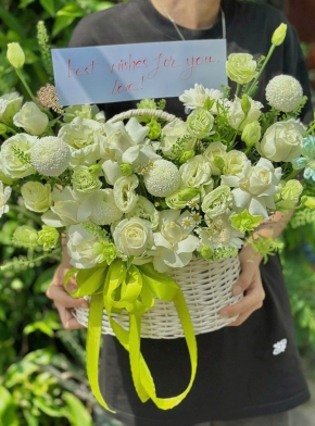 Giỏ Hoa Mix Tone Trắng Xanh Nhẹ Nhàng Và Thanh Lịch