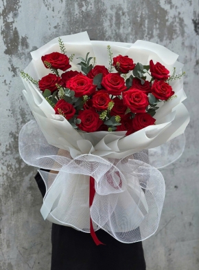 Bó Hoa 20 Bông Hồng Đỏ Mix Lá Bạc Sang Trọng